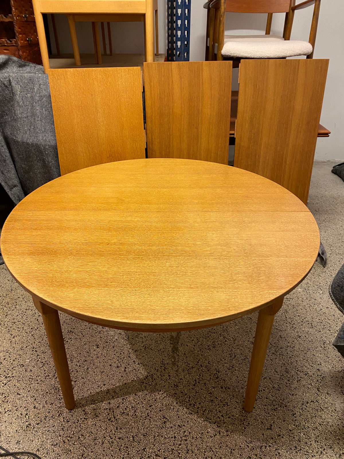 Rundt spisebord med træ tillægsplader af Henry Kjærnulf – dba.dk – Køb og Salg af Nyt og