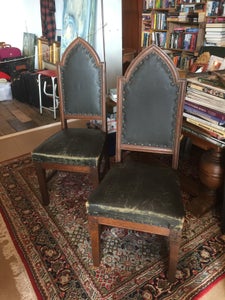 Et par nygostiske salonstole af egetræ, sidst 1800 tallet