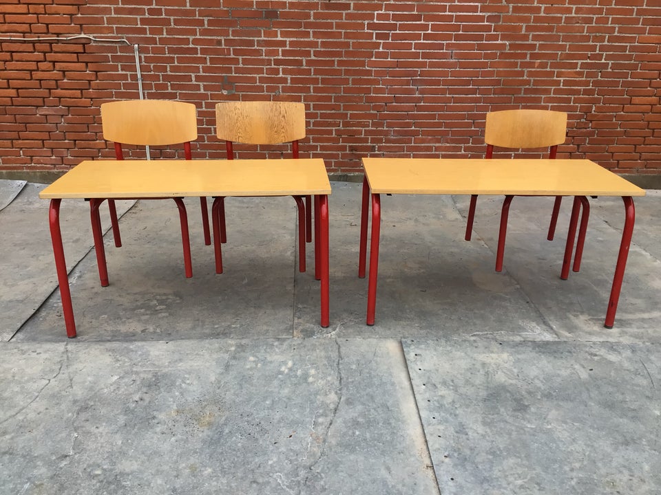 Skolesæt 2x 2 mandsborde + 3 stole - sælges sam...