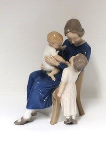 Bing & Grøndahl. Porcelænsfigur. Trio, mor med to børn. Mode