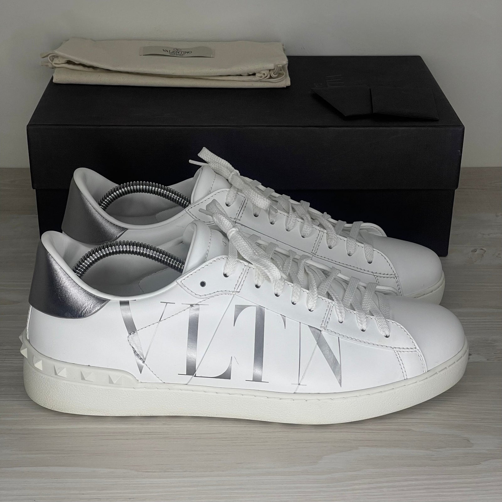 Valentino Sneakers, 'White Leather' VLTN Open (44) – – Køb Salg af Nyt og Brugt