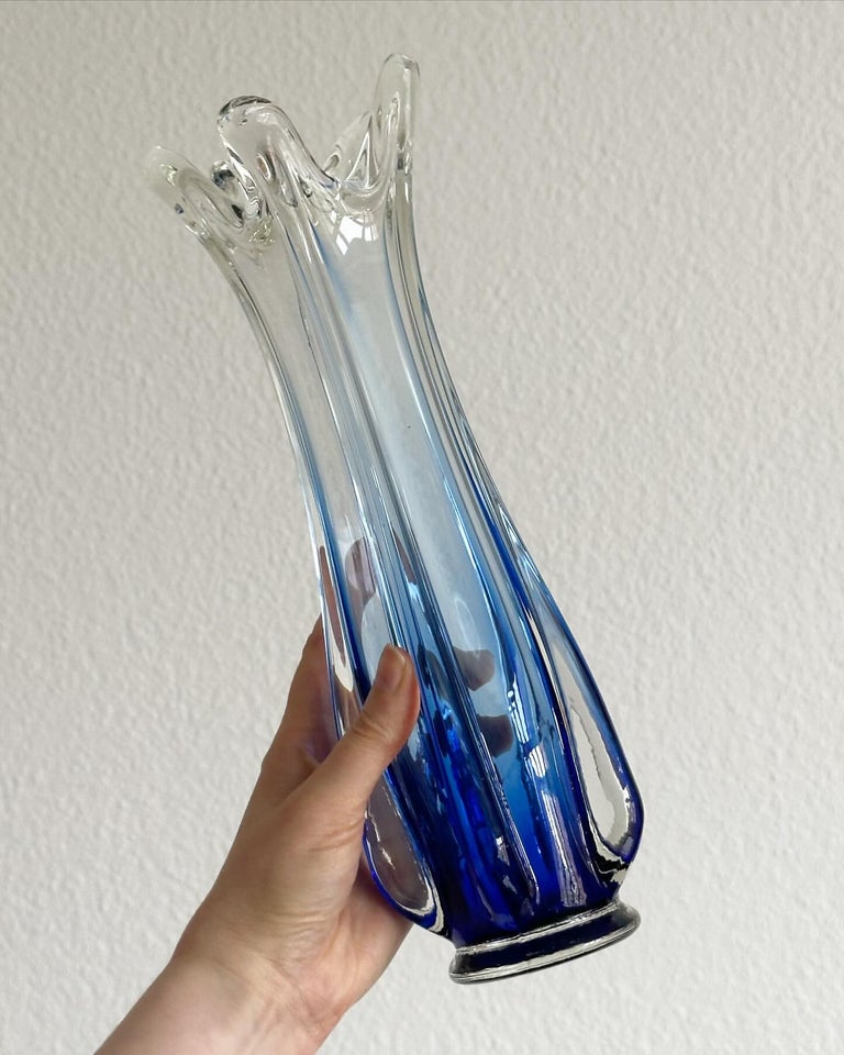 Organisk glasvase m blå bund