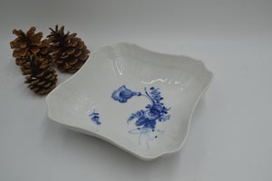 Royal Copenhagen porcelæn svejfet blå blomst skål, nr 10/1522. Måler 25cm 