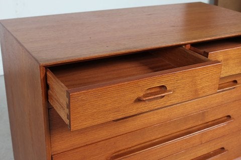 Dansk Møbeldesign

Kommode af teak
med 5 skuffer