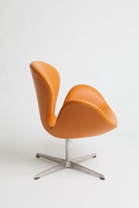 Arne Jacobsen - Polstring af svane stol. 