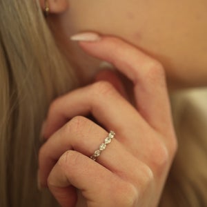Alliancering ring med oval diamanter 