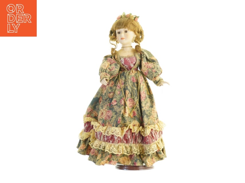 Dukke med blomstret kjole (str. 56 x 26 cm)