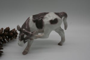 Bing & Grøndahl porcelænsfigur, Kalv der kløer sig i øret. Nr 1826. 