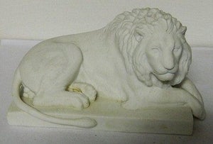 Bertel Thorvaldsen: Figur af liggende løve i bisquit VI SENDER
