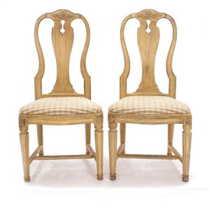 Et par gustavianske stole. Sverige ca. år 1780-1800. H: 99cm