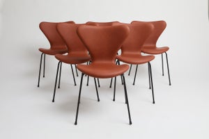 Arne Jacobsen - syver stole med sort stel. 