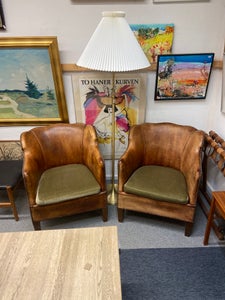 To flotte lænestole af Oskar Hansen i cognac læder