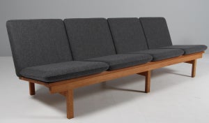 Børge Mogensen fire personers sofa af eg, nybetrukket. Model 2219