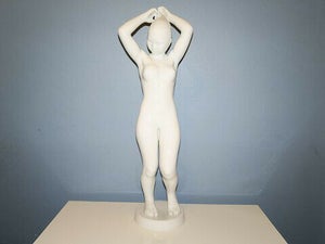 Figur Nøgen | - brugt porcelæn, og glas