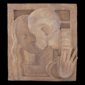 Relief udført i kunststen i dyb relief med motiv i form af m
