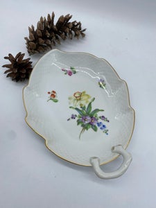 Bing & Grøndahl porcelæn, hvid saksisk bnlomst bladfad nr. 199. Måler 19,5cm. 