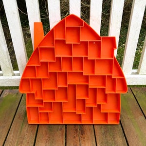 Orange sættekasse formet som hus