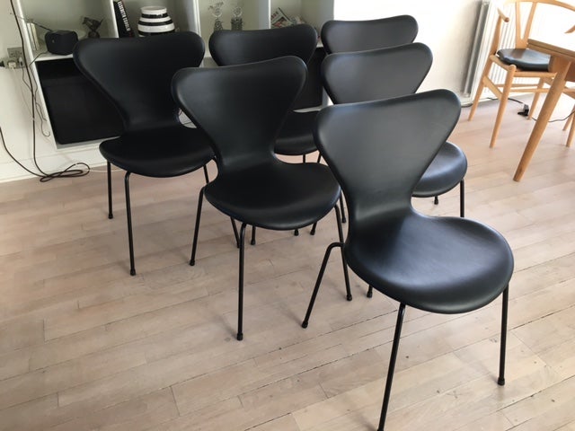 Arne Jacobsens 3107 stole i forskellige farver p...