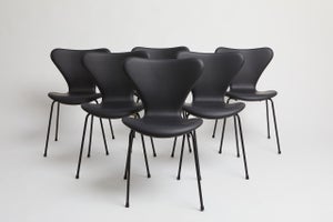 Arne Jacobsen 7'er med sort stel.