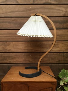 Caprani bordlampe i formspændt bøg m/plisseskærm