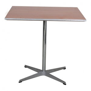 Arne Jacobsen Kvadratisk Cafébord i valnød og med metalkant 75x75
