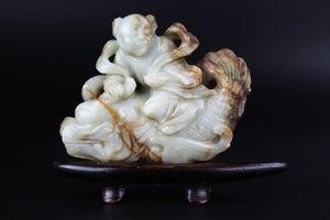 Boy seated on a dragon carp - Celadon og rødbrun jade - Kina - Qing-dynastiet...