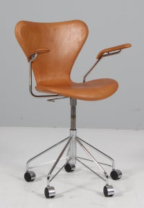 Arne Jacobsen kontorstol med armlæn, cognac vintage anilin. Model 3217