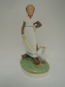 Royal Copenhagen
Kongelig Porcelæn
Figur 528
Gåsepige , l