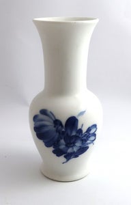 Royal Copenhagen. Blå blomst, flettet. Vase. Model 8260. Høj
