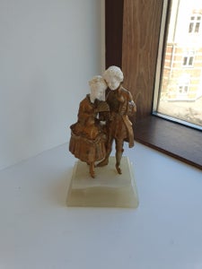Par i rokokoantræk udført i bronze