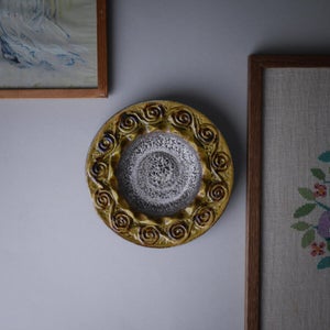 Gul keramikplatte, vægplatte, platter, platte i keramik, vægdekoration