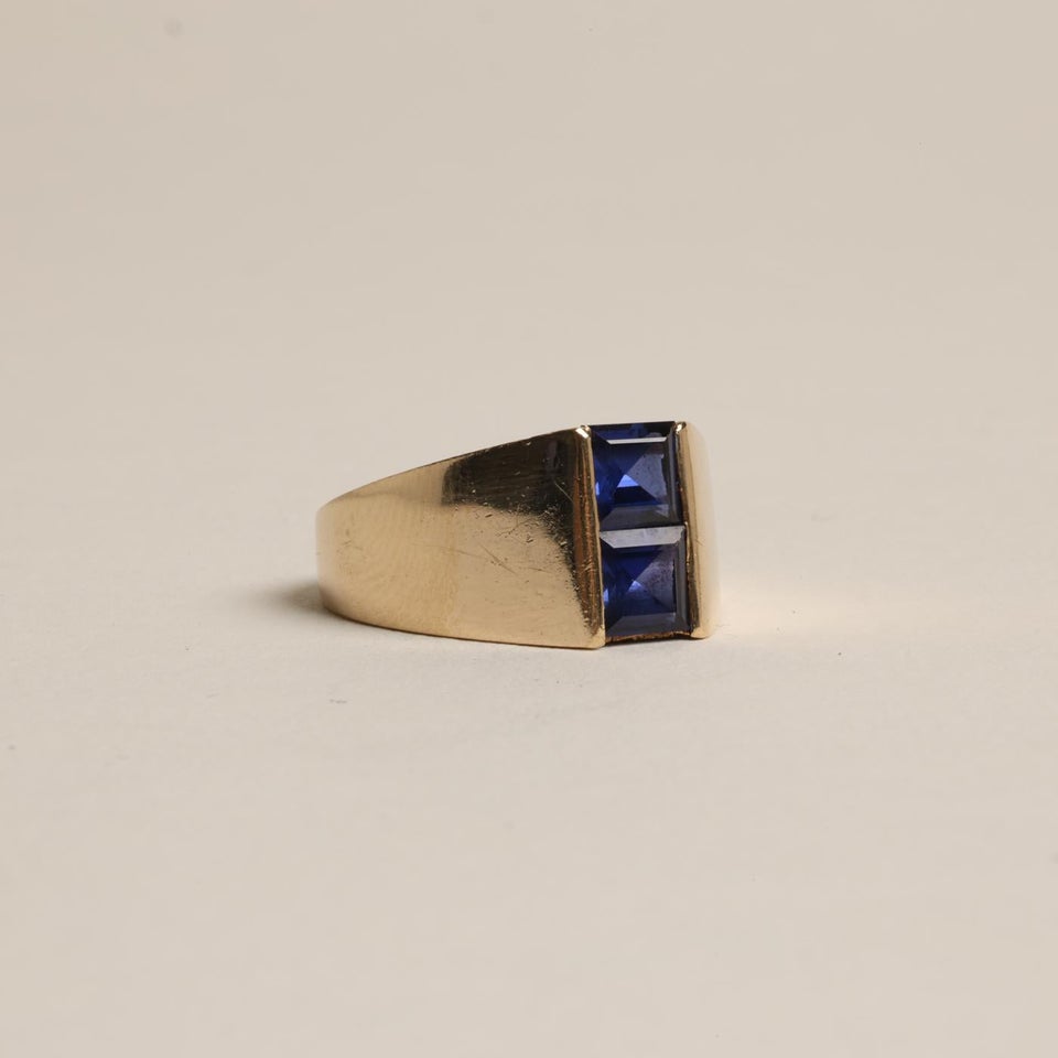 Statement ring i 14 karat med en syntetisk spine...