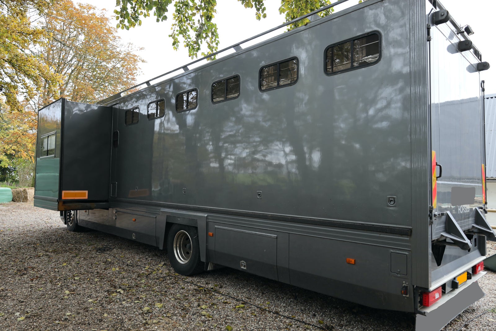 Scania hestelastbil med plads til 7 heste - liv...