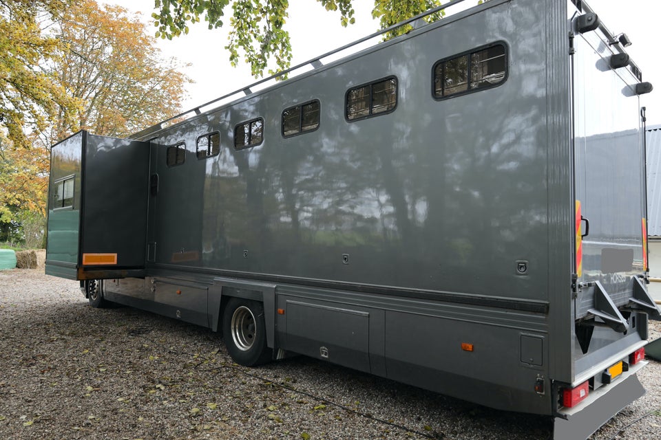Scania hestelastbil med plads til 7 heste - livi...