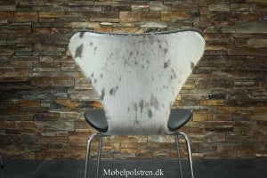 Ny 7ér stol, produceret af Fritz Hansen, ombetrukket af møbelpolstren.dk