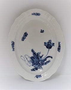 Royal Copenhagen. Blå blomst svejfet. Ovalt fad. Model 1556.