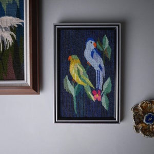Broderi billede med papegøjer, broderet billede, billeder, vægkunst