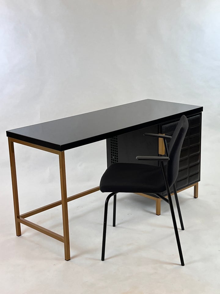 Skrivebord med kabinet til Minibar