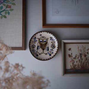 Lille brun platte med ugle motiv, platter, vægplatte, vægdekoration