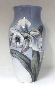 Royal Copenhagen. Stor vase med blomster motiv. Model 2640/1