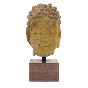 1700-tals kinesisk Buddha statue monteret på sokkel af grani