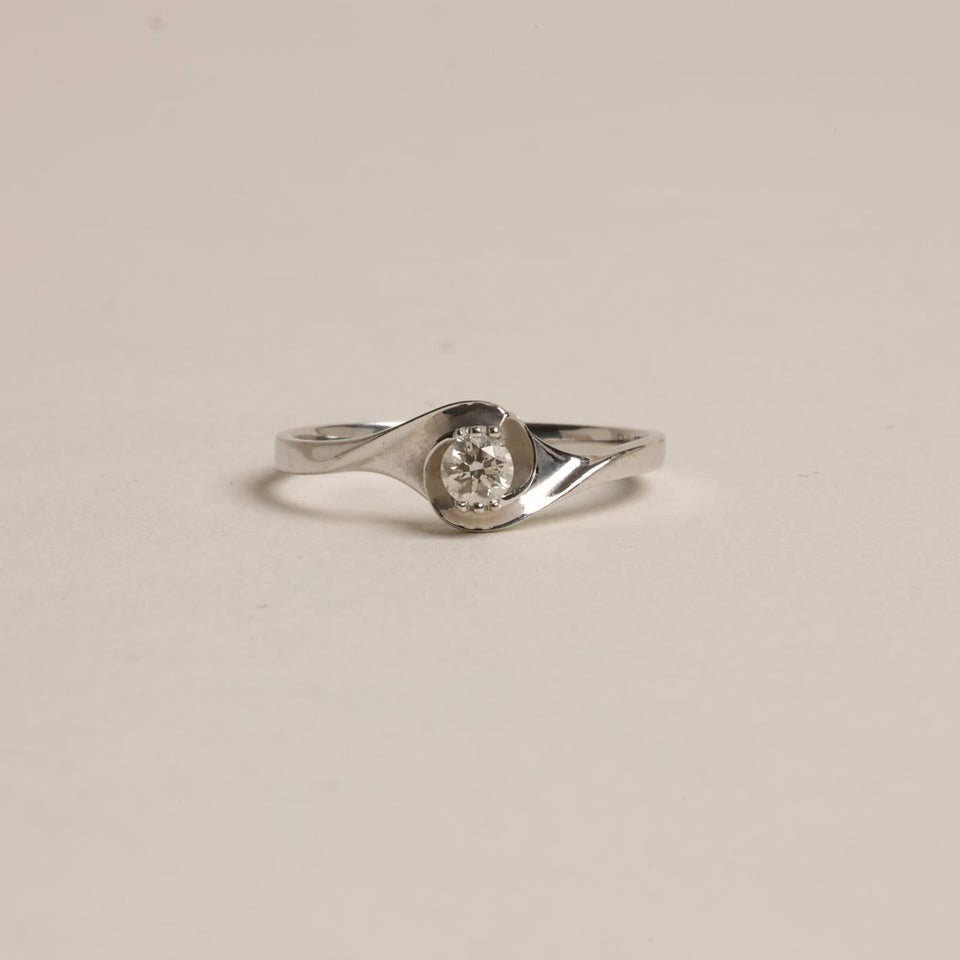 Solitairering med diamant (0.1 ct) i 18 karat st...