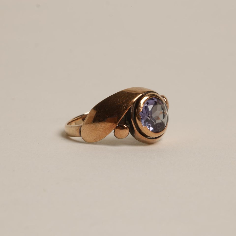 Statement ring i 14 karat med en syntetisk safir...