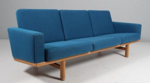 Hans J. Wegner. Tre-pers. sofa af eg, model GE-236/3, Steelcut fra Kvadrat