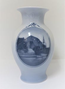 Royal Copenhagen. Rundskuedags vase 1929. Højde 17 cm. (1 so