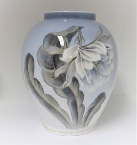 Royal Copenhagen. Vase. Model 2650/35B. Højde 30 cm.  (1 sor