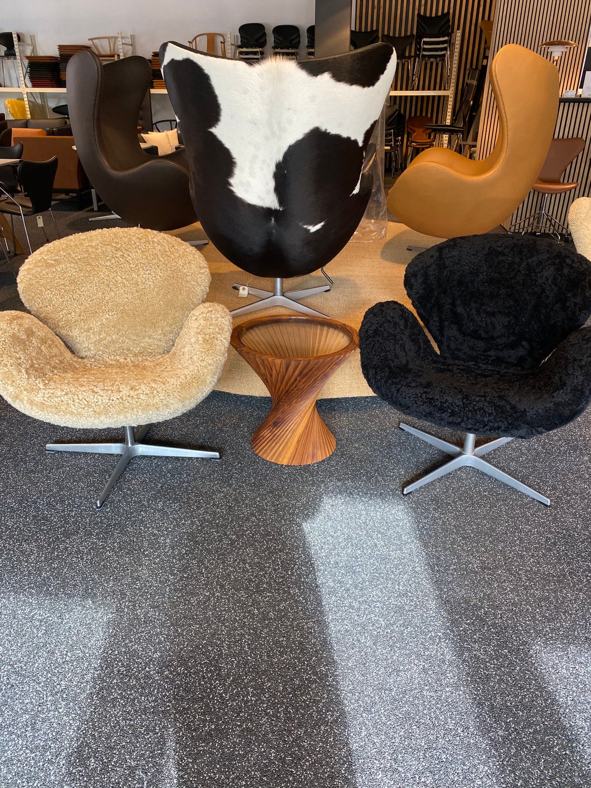 Arne Jacobsen Svanen. Loungestol. Model 3320. i F. eks Lammeskind