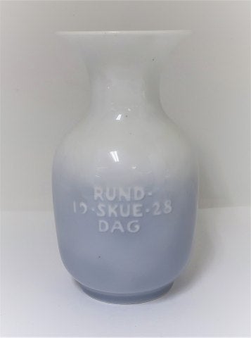 Royal Copenhagen. Rundskuedags vase 1928. Højde...