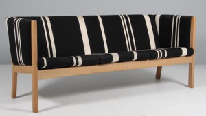 Hans J. Wegner tre personers sofa af eg og Savak uld, model GE285/3