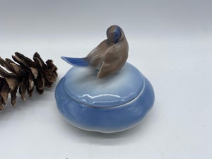 Bing og Grøndahl porcelæn bonbonniere med Fugl Nr. 1623. Måler 10 cm x 12 cm. 